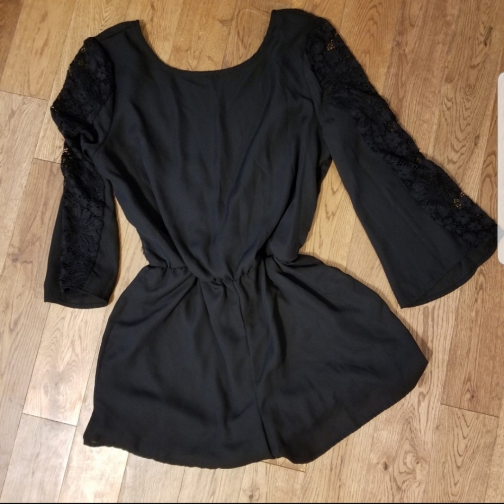 👗BLACK JUMPSUIT WITH LACE SLEEVE DETAIL.